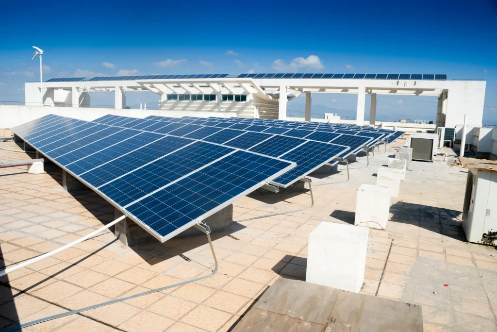 Paneles solares instalados sobre un techo industrial
