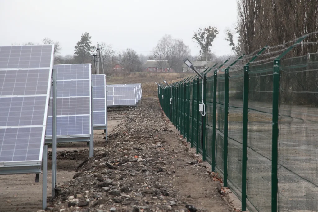 Instalación de paneles solares en un entorno rural de Querétaro